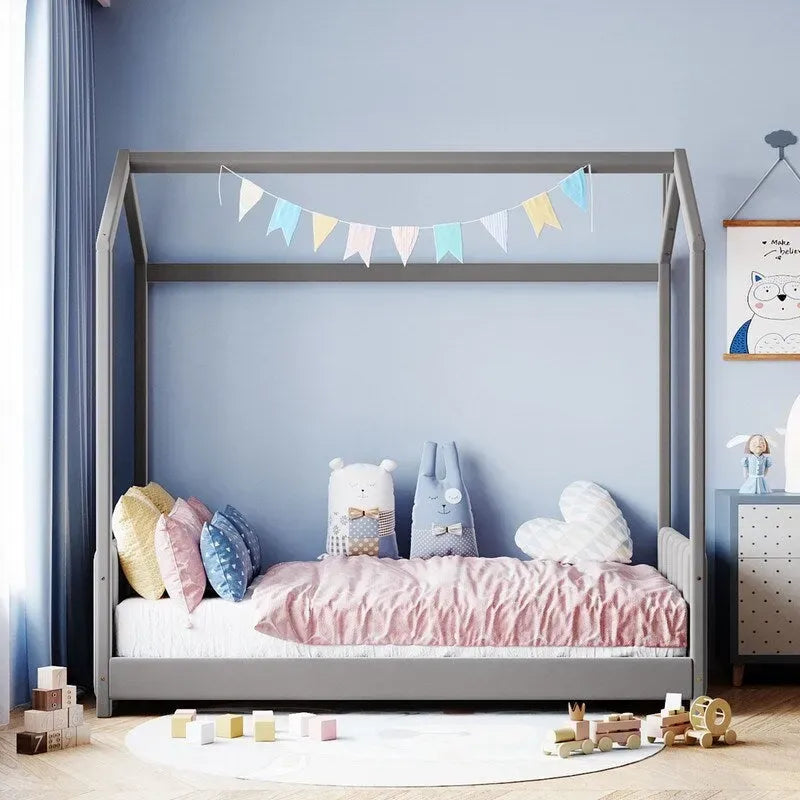 Lit cabane au sol simple en velours beige/gris avec toit et tête de lit rayée, pour 1 enfant