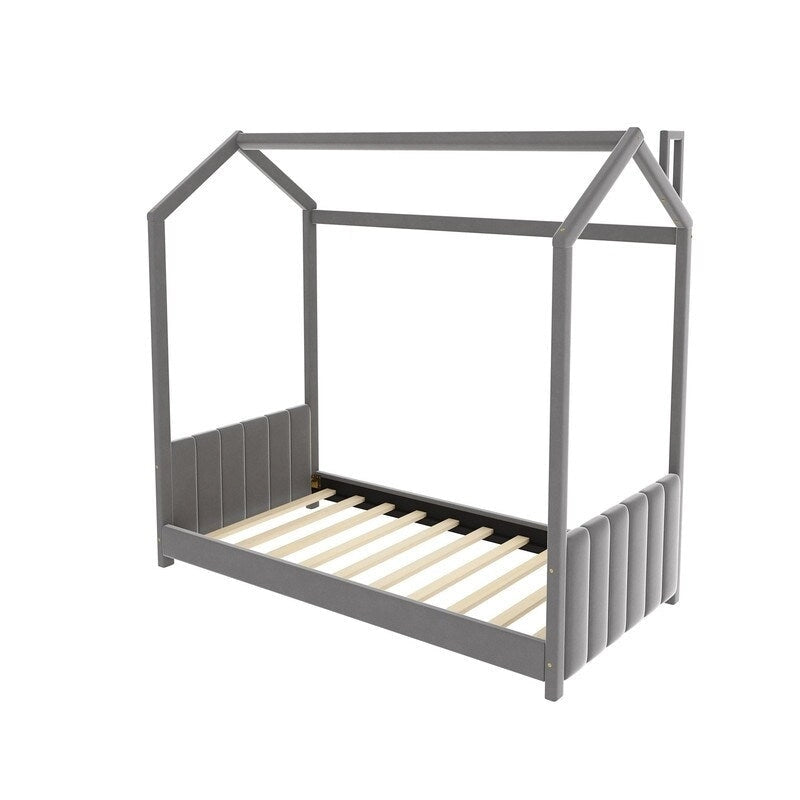 Lit cabane au sol simple en velours beige/gris avec toit et tête de lit rayée, pour 1 enfant