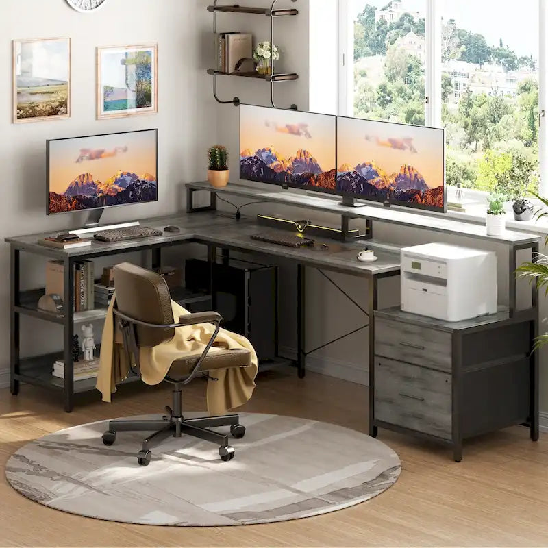 Bureau d'angle réversible Chêne gris/Marron rustique/Chêne blanc/Noir/Blanc avec support d'écran, tiroirs classeurs, bande LED RGB et station de charge, pour 1 personne