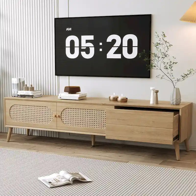 Meuble TV en bois naturel de style bohème avec portes en rotin et tiroir, compatible avec les téléviseurs jusqu'à 80"
