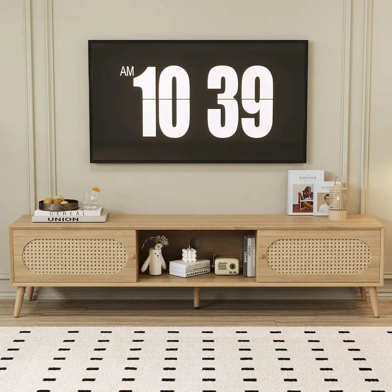 Meuble TV en bois naturel de style bohème avec portes en rotin et tiroir, compatible avec les téléviseurs jusqu'à 80"