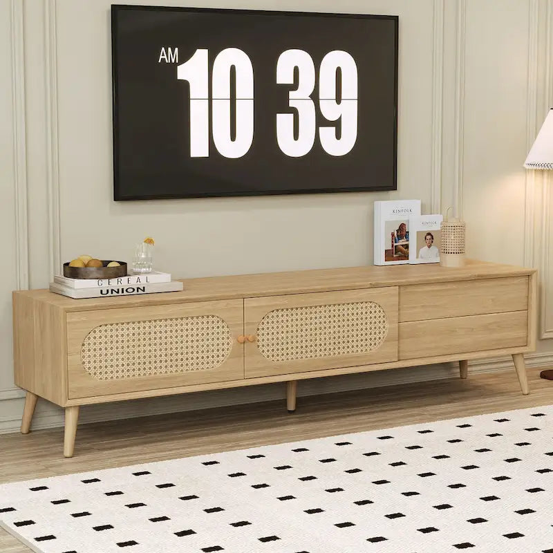 Meuble TV en bois naturel de style bohème avec portes en rotin et tiroir, compatible avec les téléviseurs jusqu'à 80"