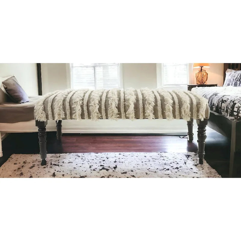Banc rembourré bohème à rayures crème avec clous décoratifs et pieds en bois noir, 2 places