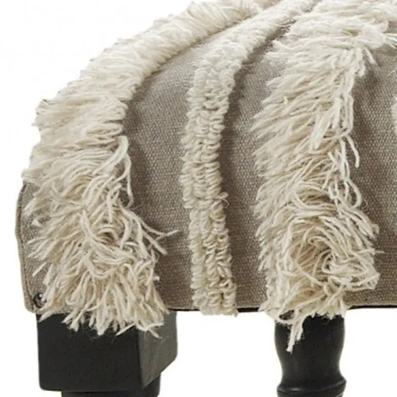 Banc rembourré bohème à rayures crème avec clous décoratifs et pieds en bois noir, 2 places