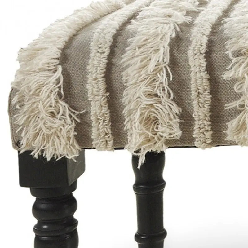 Banc rembourré bohème à rayures crème avec clous décoratifs et pieds en bois noir, 2 places