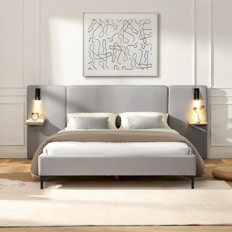 Lit plateforme queen/king en lin gris avec tête de lit capitonnée, liseuses intégrées, étagères latérales et pieds en fer, pour 2 personnes