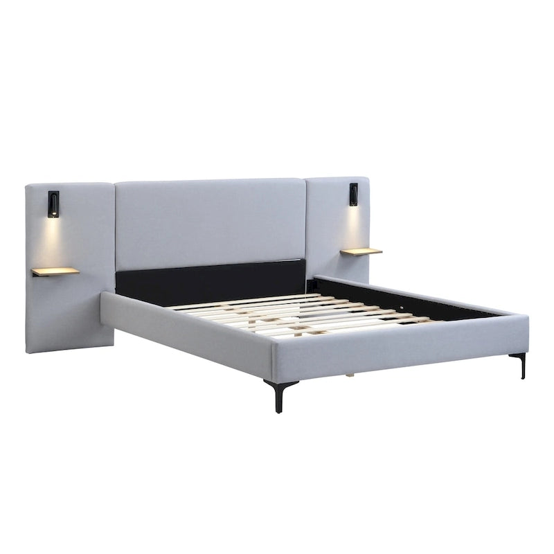 Lit plateforme queen/king en lin gris avec tête de lit capitonnée, liseuses intégrées, étagères latérales et pieds en fer, pour 2 personnes