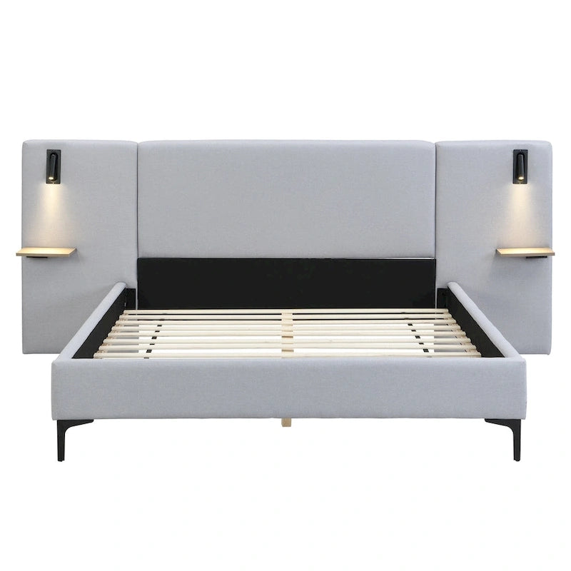 Lit plateforme queen/king en lin gris avec tête de lit capitonnée, liseuses intégrées, étagères latérales et pieds en fer, pour 2 personnes