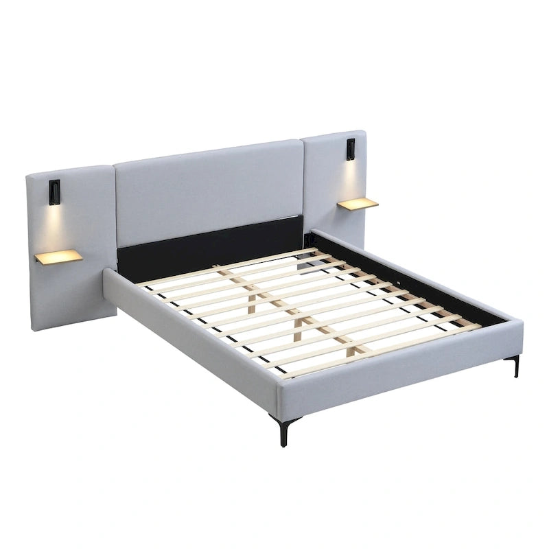 Lit plateforme queen/king en lin gris avec tête de lit capitonnée, liseuses intégrées, étagères latérales et pieds en fer, pour 2 personnes