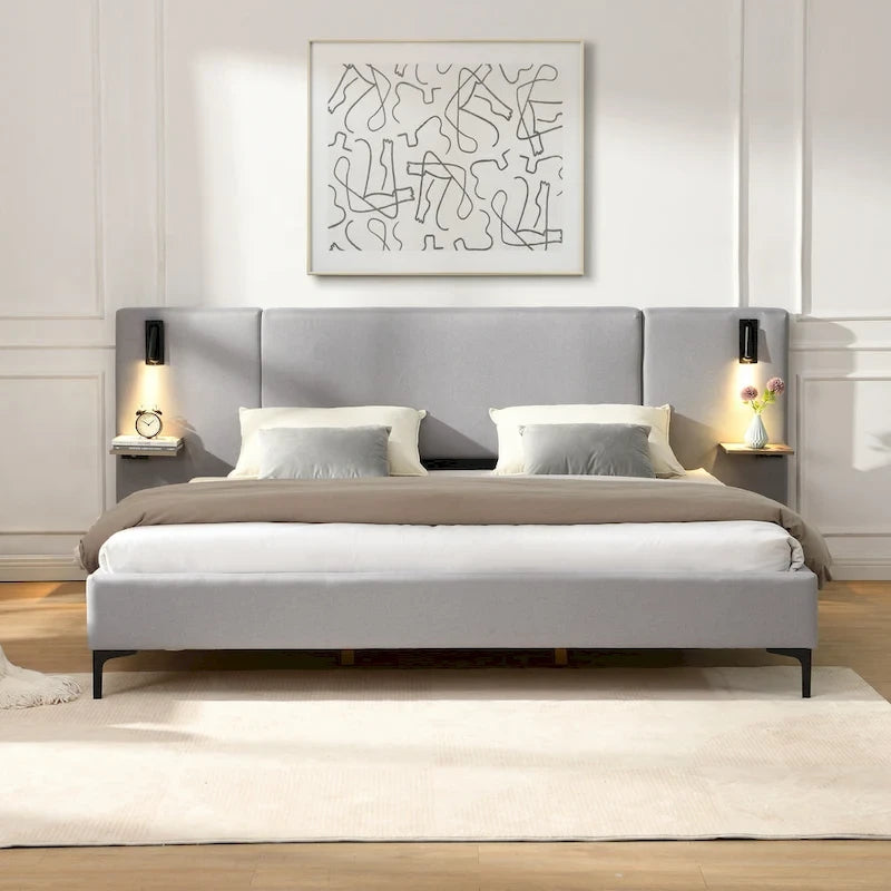 Lit plateforme queen/king en lin gris avec tête de lit capitonnée, liseuses intégrées, étagères latérales et pieds en fer, pour 2 personnes