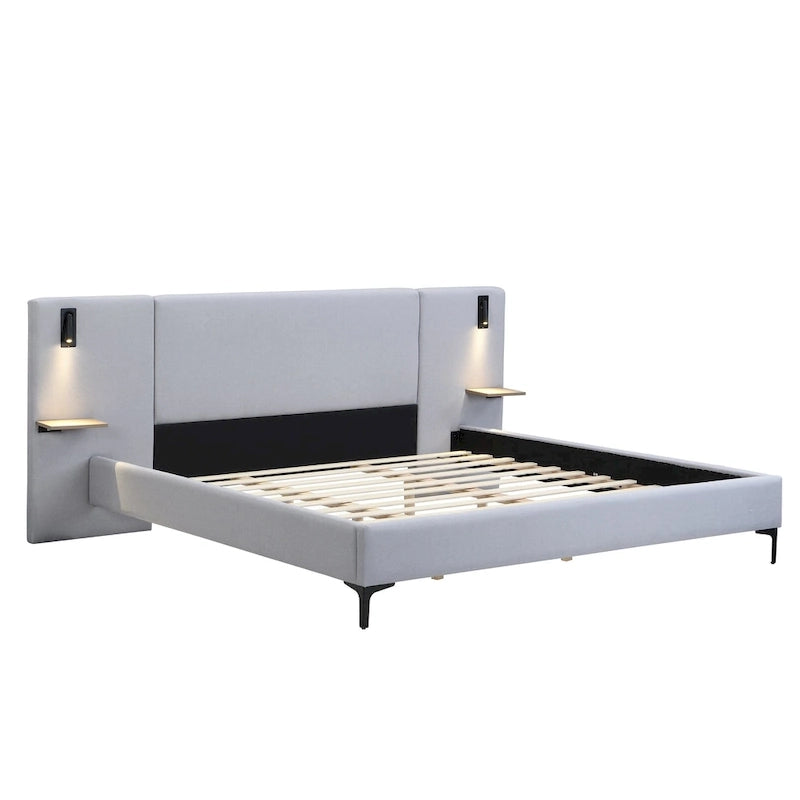 Lit plateforme queen/king en lin gris avec tête de lit capitonnée, liseuses intégrées, étagères latérales et pieds en fer, pour 2 personnes