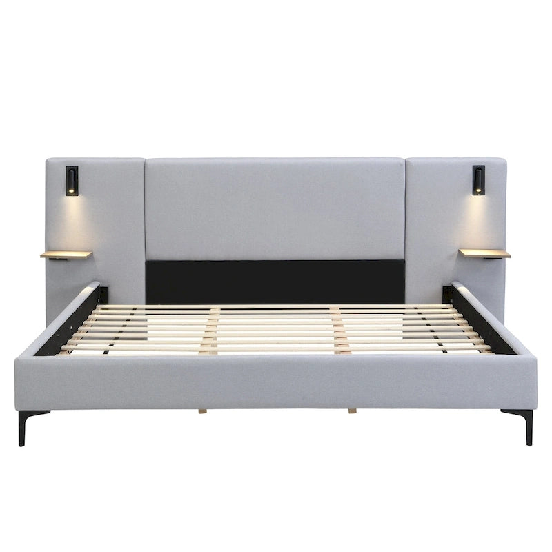 Lit plateforme queen/king en lin gris avec tête de lit capitonnée, liseuses intégrées, étagères latérales et pieds en fer, pour 2 personnes
