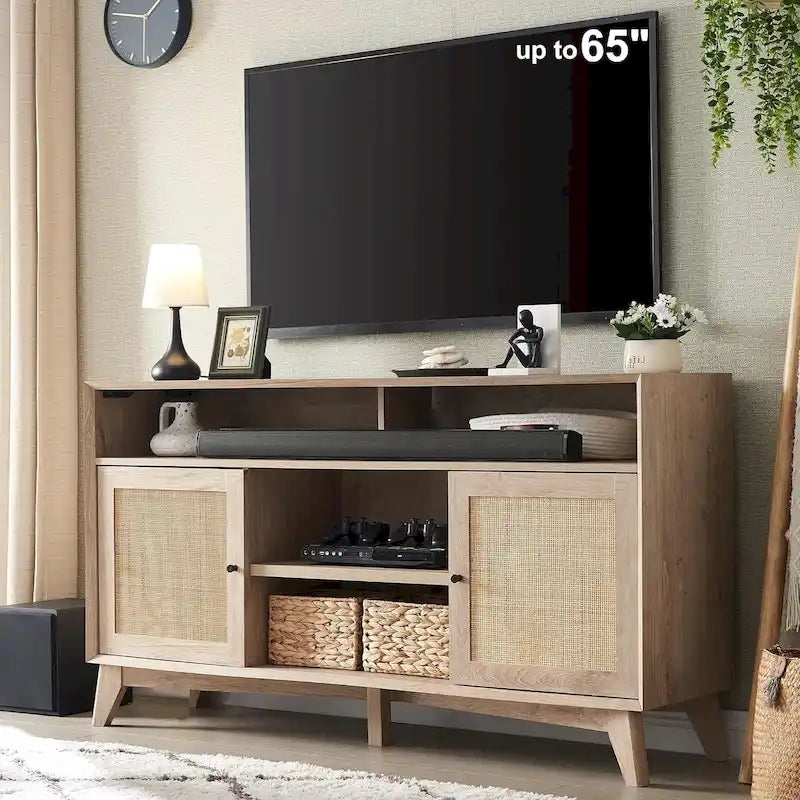 Meuble TV haut de style moderne du milieu du siècle, blanc/cerisier/chêne naturel, avec portes en rotin tressé et pieds inclinés, convient aux téléviseurs jusqu'à 65 pouces
