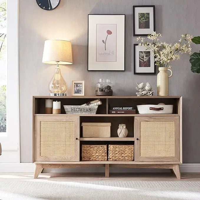 Meuble TV haut de style moderne du milieu du siècle, blanc/cerisier/chêne naturel, avec portes en rotin tressé et pieds inclinés, convient aux téléviseurs jusqu'à 65 pouces