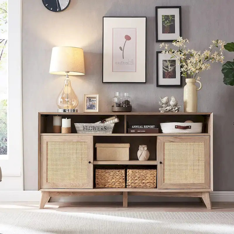 Meuble TV haut de style moderne du milieu du siècle, blanc/cerisier/chêne naturel, avec portes en rotin tressé et pieds inclinés, convient aux téléviseurs jusqu'à 65 pouces