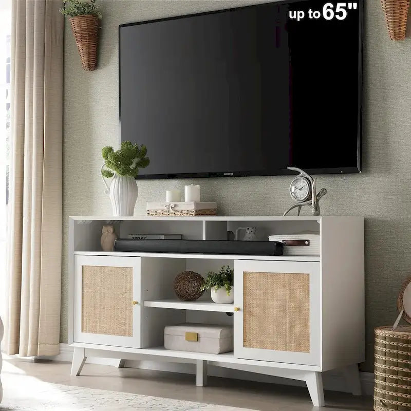 Meuble TV haut de style moderne du milieu du siècle, blanc/cerisier/chêne naturel, avec portes en rotin tressé et pieds inclinés, convient aux téléviseurs jusqu'à 65 pouces