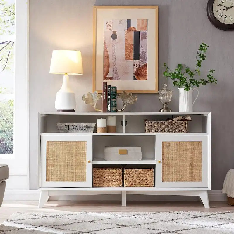 Meuble TV haut de style moderne du milieu du siècle, blanc/cerisier/chêne naturel, avec portes en rotin tressé et pieds inclinés, convient aux téléviseurs jusqu'à 65 pouces