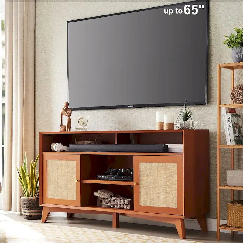 Meuble TV haut de style moderne du milieu du siècle, blanc/cerisier/chêne naturel, avec portes en rotin tressé et pieds inclinés, convient aux téléviseurs jusqu'à 65 pouces