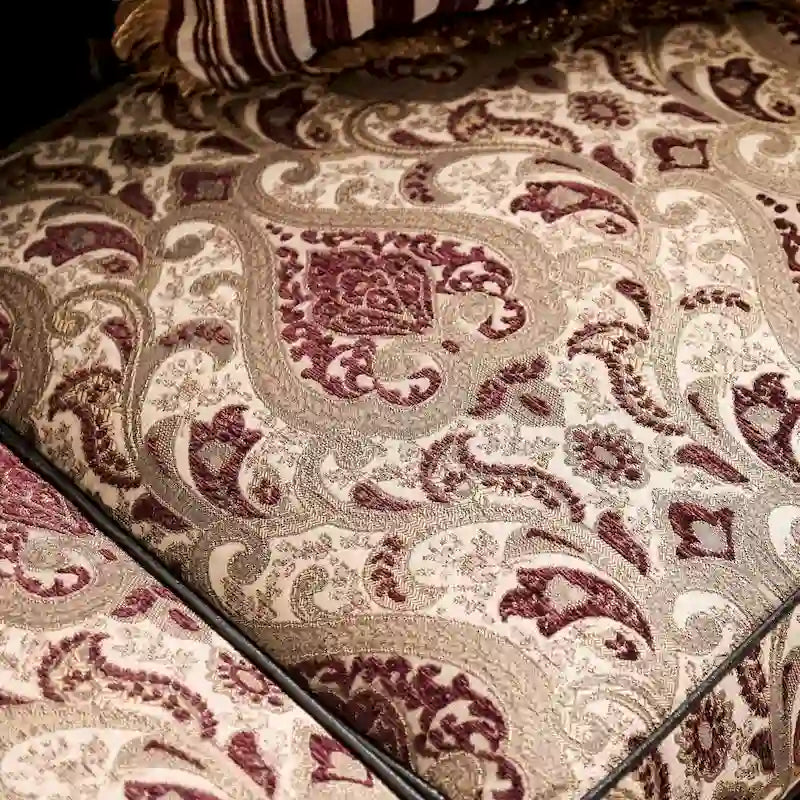 Causeuse traditionnelle capitonnée bordeaux/marron clair/beige avec chenille, similicuir et boiseries sculptées, 2 places