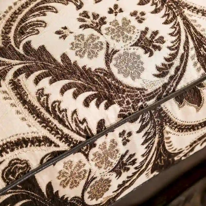 Causeuse traditionnelle capitonnée bordeaux/marron clair/beige avec chenille, similicuir et boiseries sculptées, 2 places