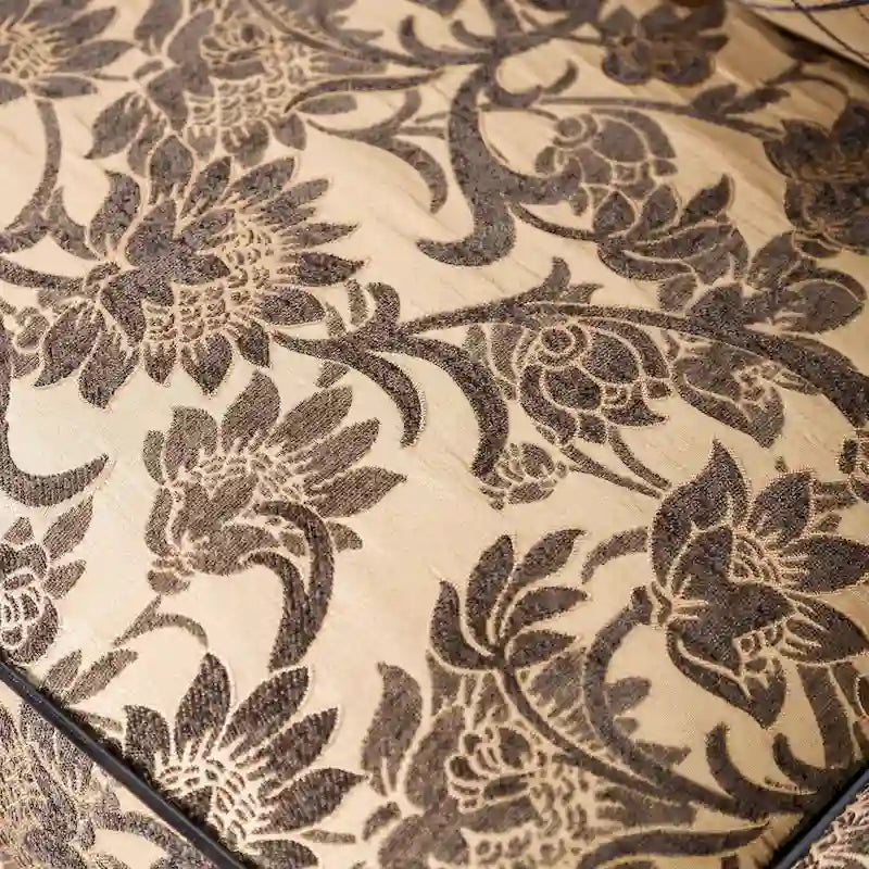Causeuse traditionnelle capitonnée bordeaux/marron clair/beige avec chenille, similicuir et boiseries sculptées, 2 places