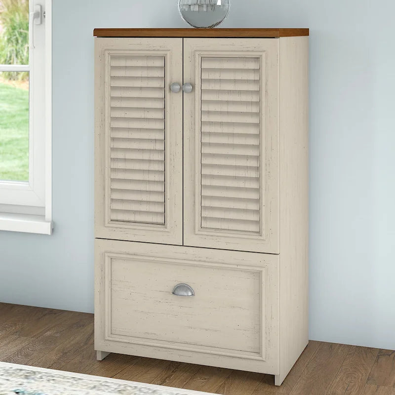 Classeur de style campagnard moderne avec portes à persiennes, 3 étagères et tiroir classeur à extension complète, blanc antique/gris Cape Cod/noir antique/gris planches