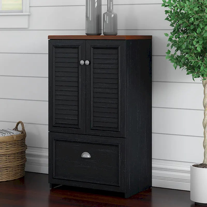 Classeur de style campagnard moderne avec portes à persiennes, 3 étagères et tiroir classeur à extension complète, blanc antique/gris Cape Cod/noir antique/gris planches