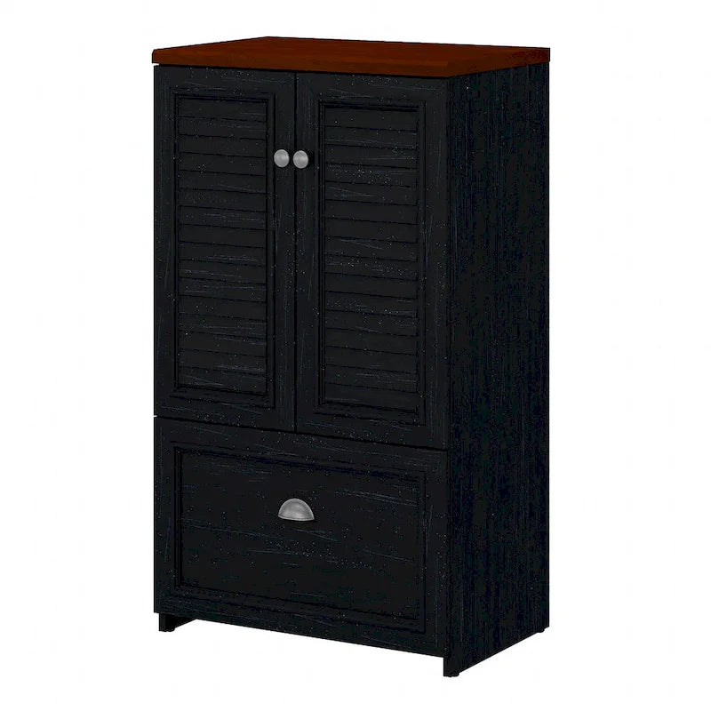 Classeur de style campagnard moderne avec portes à persiennes, 3 étagères et tiroir classeur à extension complète, blanc antique/gris Cape Cod/noir antique/gris planches