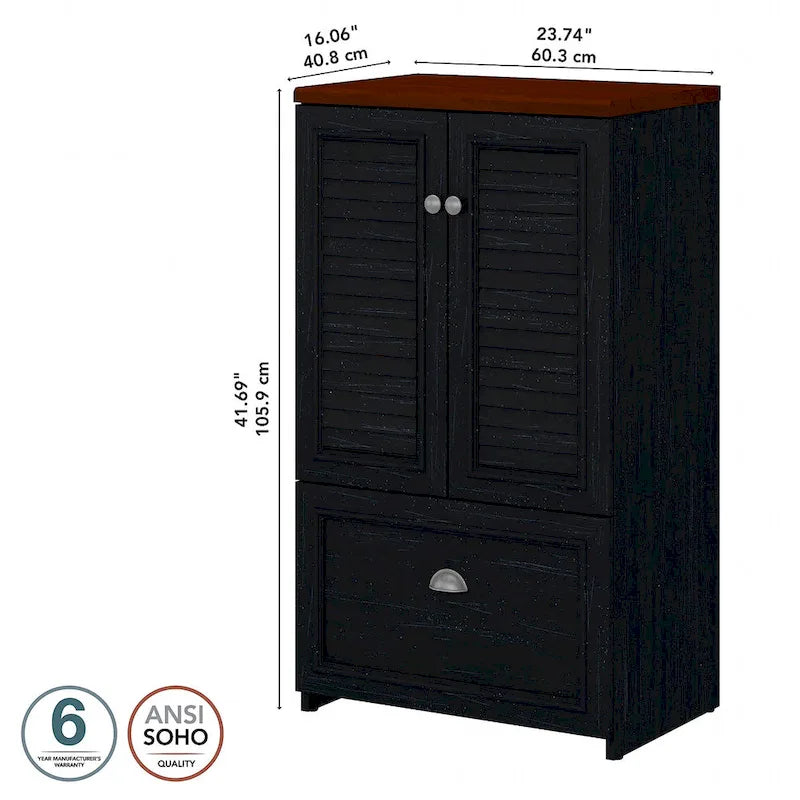 Classeur de style campagnard moderne avec portes à persiennes, 3 étagères et tiroir classeur à extension complète, blanc antique/gris Cape Cod/noir antique/gris planches