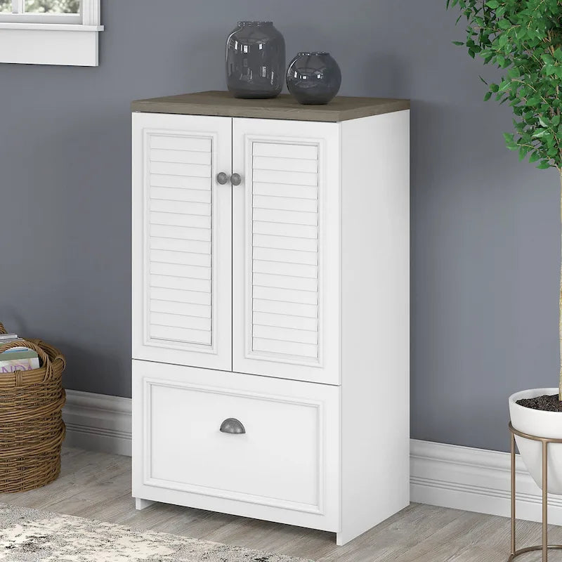 Classeur de style campagnard moderne avec portes à persiennes, 3 étagères et tiroir classeur à extension complète, blanc antique/gris Cape Cod/noir antique/gris planches
