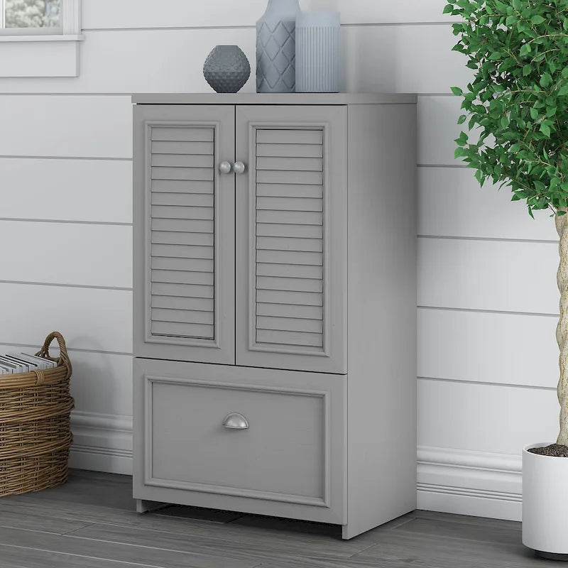 Classeur de style campagnard moderne avec portes à persiennes, 3 étagères et tiroir classeur à extension complète, blanc antique/gris Cape Cod/noir antique/gris planches