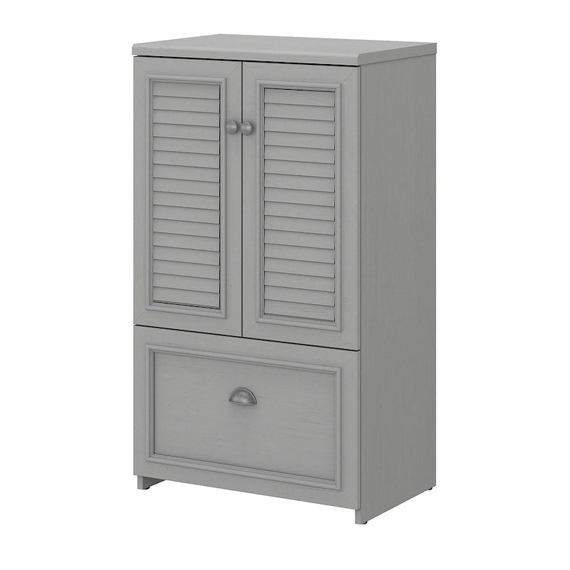 Classeur de style campagnard moderne avec portes à persiennes, 3 étagères et tiroir classeur à extension complète, blanc antique/gris Cape Cod/noir antique/gris planches