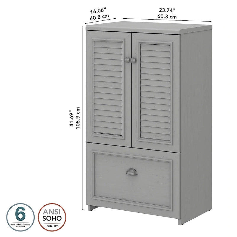 Classeur de style campagnard moderne avec portes à persiennes, 3 étagères et tiroir classeur à extension complète, blanc antique/gris Cape Cod/noir antique/gris planches