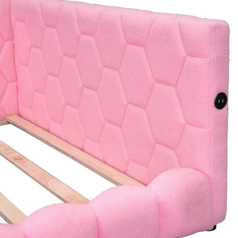 Lit plateforme pleine grandeur blanc/rose en tissu Teddy avec éclairage à bande LED et 2 ports USB, pour 2 personnes
