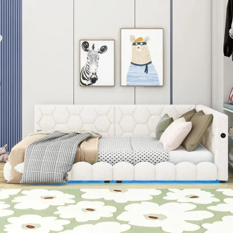 Lit plateforme pleine grandeur blanc/rose en tissu Teddy avec éclairage à bande LED et 2 ports USB, pour 2 personnes