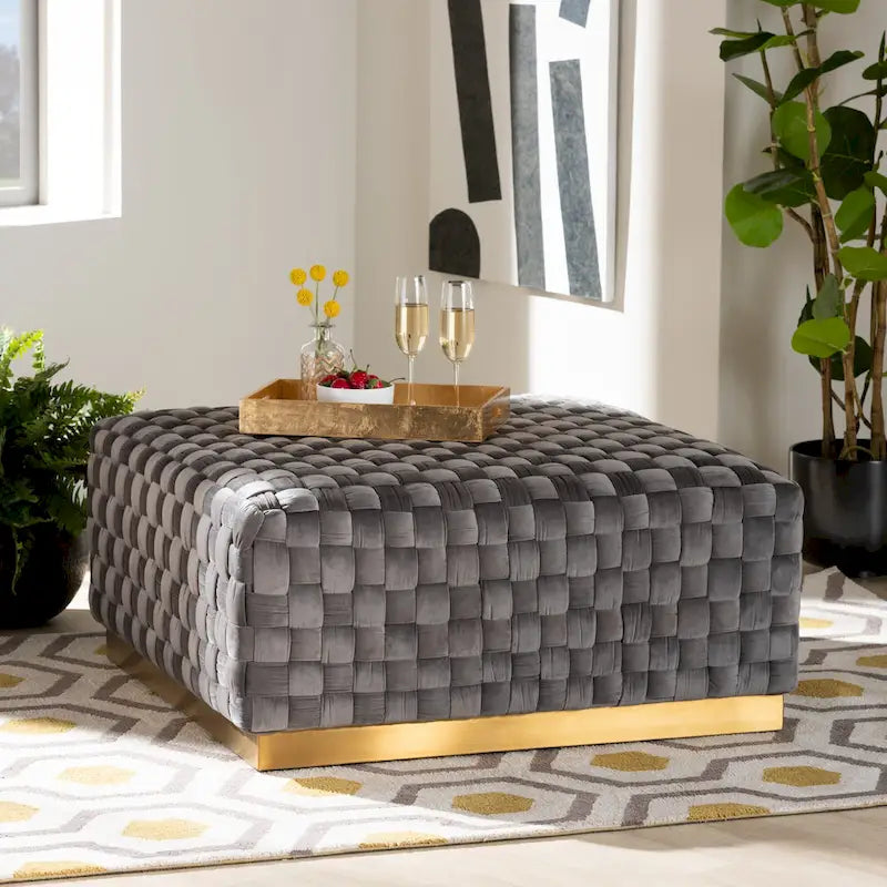Ottoman de cocktail carré en velours gris avec base en métal doré, 1-2 places
