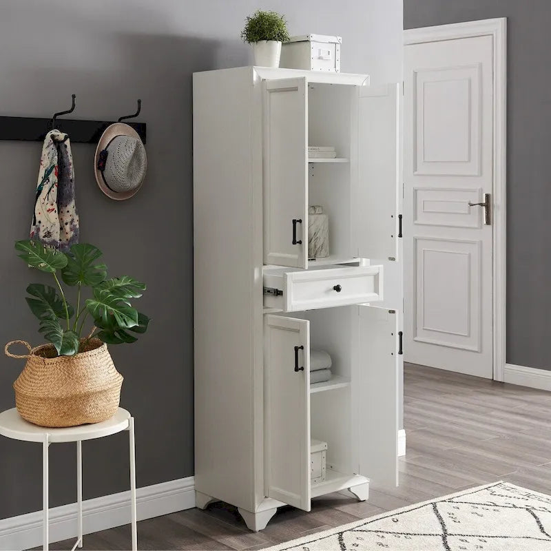 Armoire de rangement de cuisine de style transitoire vieilli blanc avec 2 armoires à double porte, 1 tiroir à extension complète et quincaillerie en laiton
