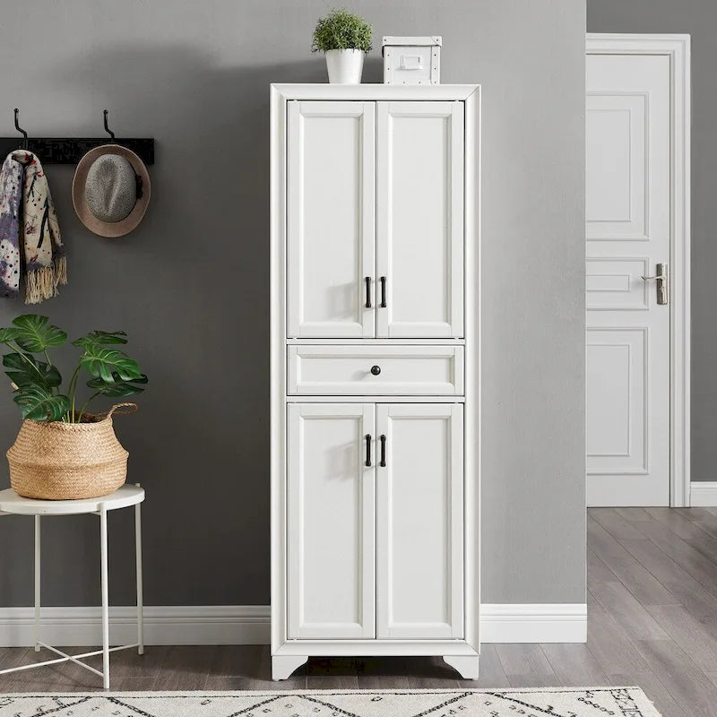 Armoire de rangement de cuisine de style transitoire vieilli blanc avec 2 armoires à double porte, 1 tiroir à extension complète et quincaillerie en laiton