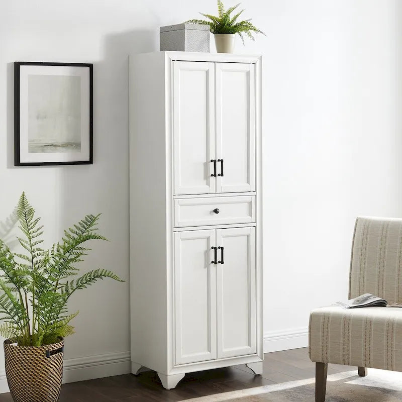 Armoire de rangement de cuisine de style transitoire vieilli blanc avec 2 armoires à double porte, 1 tiroir à extension complète et quincaillerie en laiton