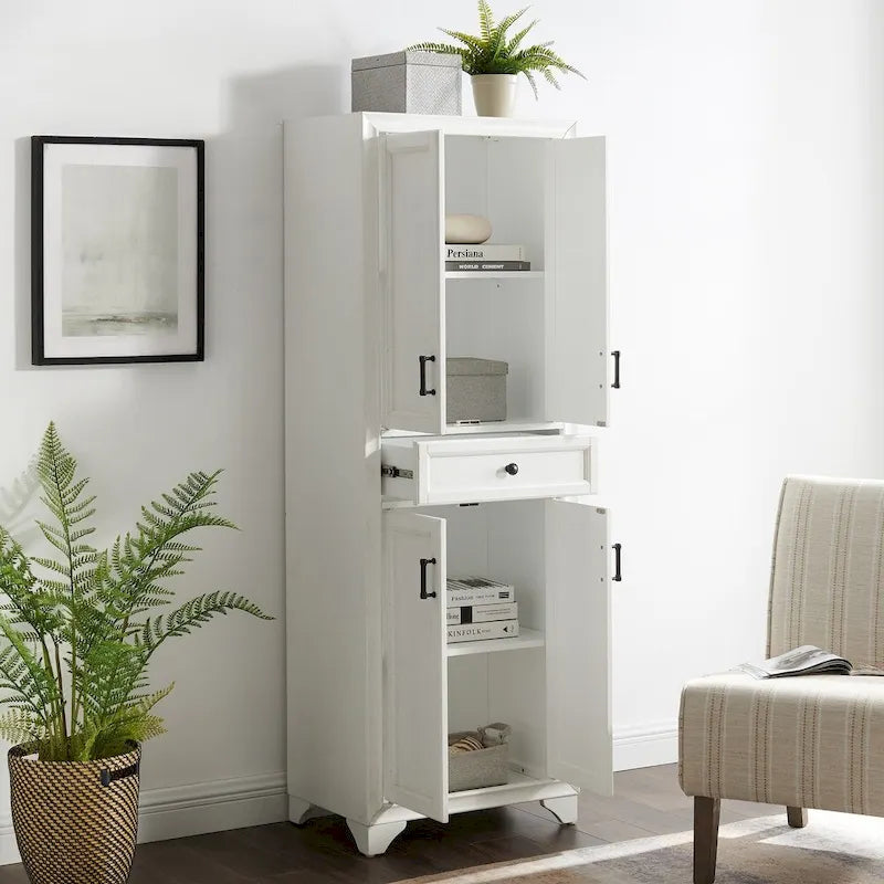 Armoire de rangement de cuisine de style transitoire vieilli blanc avec 2 armoires à double porte, 1 tiroir à extension complète et quincaillerie en laiton