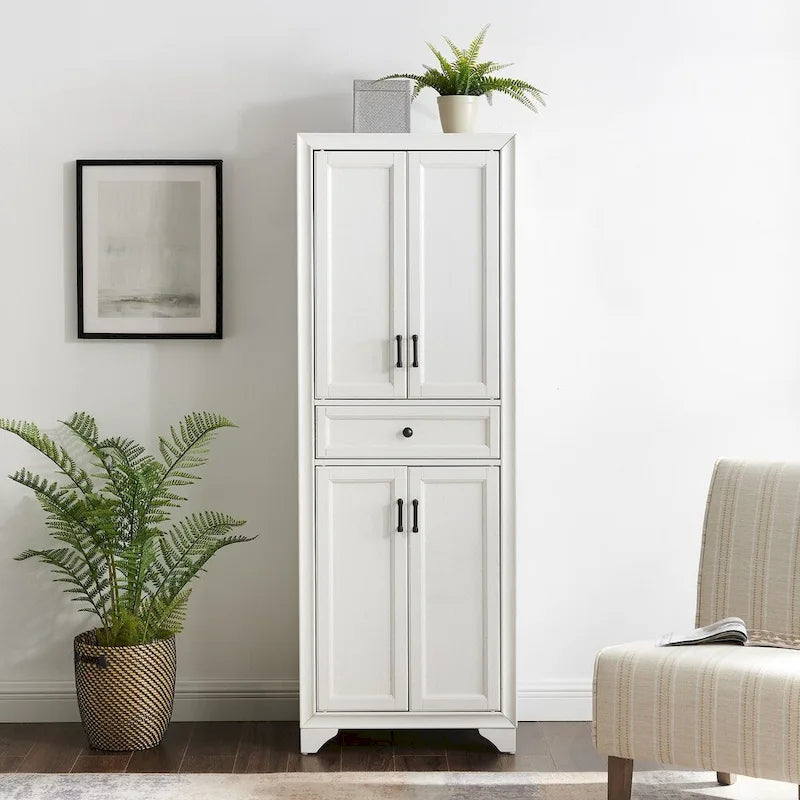 Armoire de rangement de cuisine de style transitoire vieilli blanc avec 2 armoires à double porte, 1 tiroir à extension complète et quincaillerie en laiton