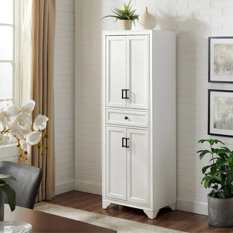 Armoire de rangement de cuisine de style transitoire vieilli blanc avec 2 armoires à double porte, 1 tiroir à extension complète et quincaillerie en laiton
