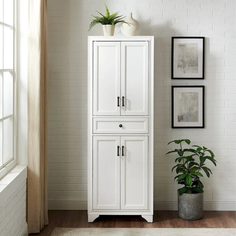 Armoire de rangement de cuisine de style transitoire vieilli blanc avec 2 armoires à double porte, 1 tiroir à extension complète et quincaillerie en laiton