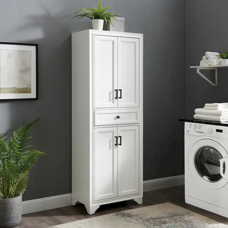 Armoire de rangement de cuisine de style transitoire vieilli blanc avec 2 armoires à double porte, 1 tiroir à extension complète et quincaillerie en laiton