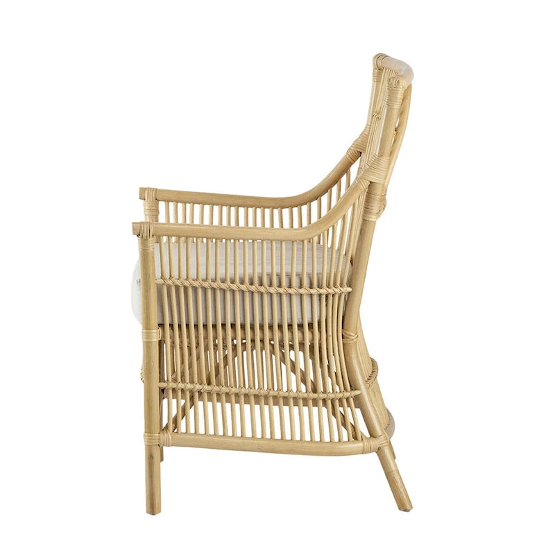 Fauteuil de salle à manger en rotin brun naturel et tissu blanc, avec assise rembourrée et dossier à lattes, 1 place