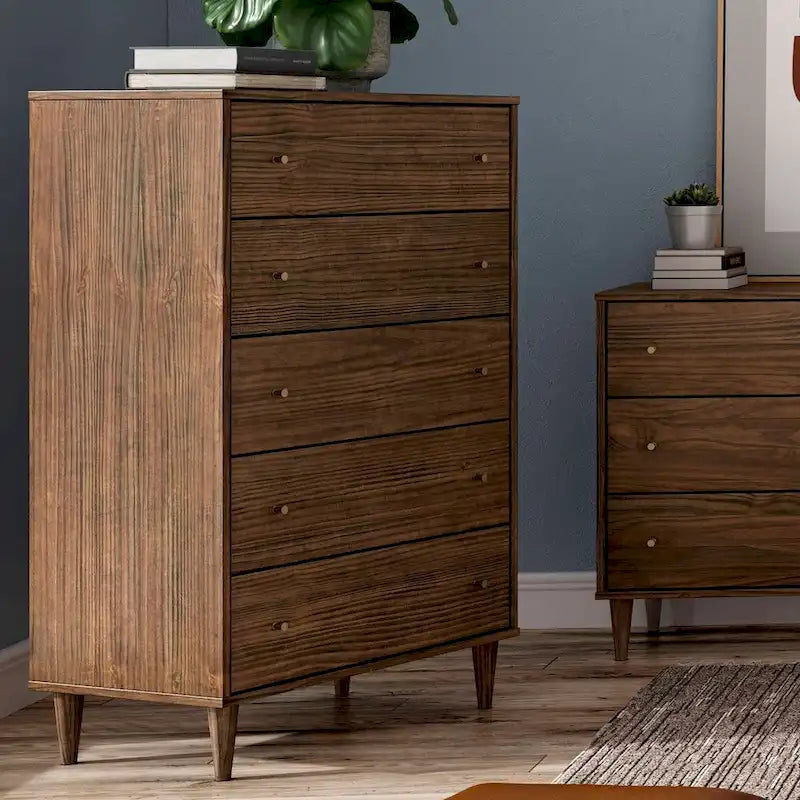 Commode à 5 tiroirs de style moderne du milieu du siècle Blanc/Noyer avec pieds coniques en eucalyptus et poignées en laiton vieilli