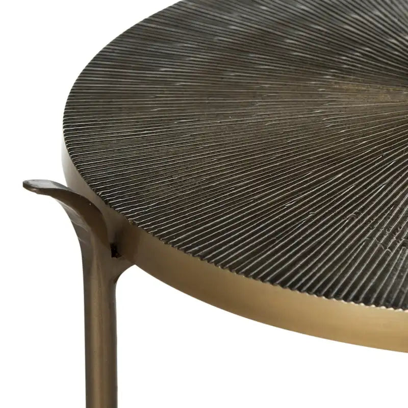 Table d'appoint sculpturale en laiton avec détails sculptés en forme de soleil et trois niveaux