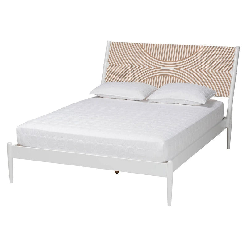 Lit plateforme côtier en bois d'hévéa blanc/brun naturel avec tête de lit géométrique sculptée et pieds fuselés, Queen/King, pour 2 personnes