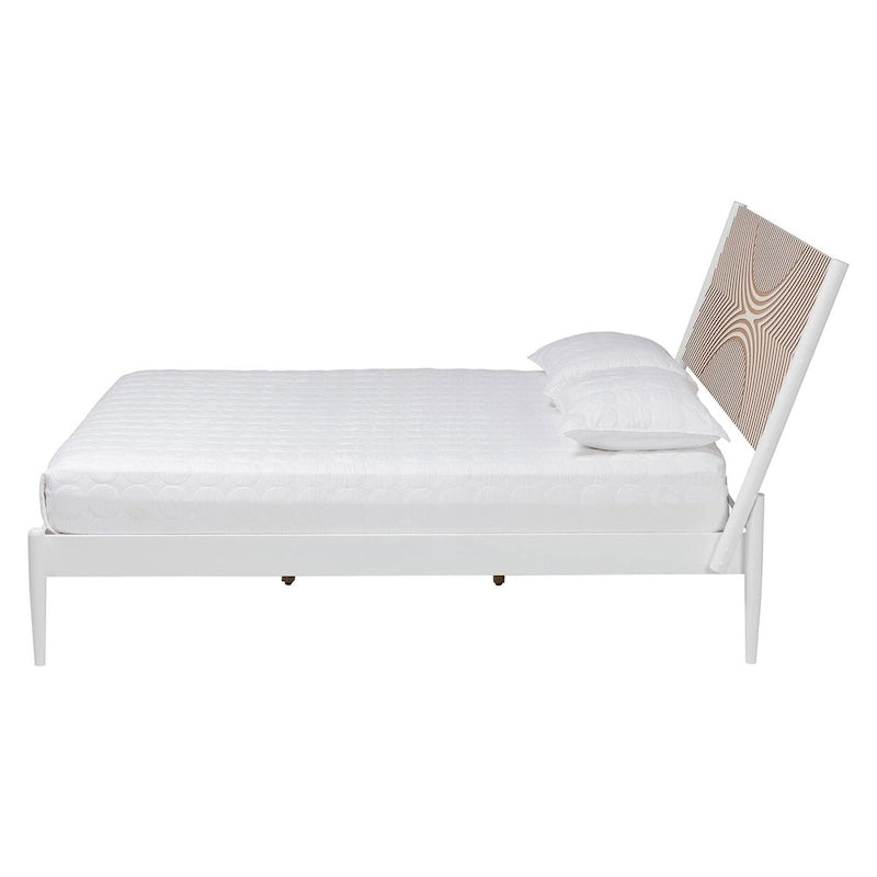 Lit plateforme côtier en bois d'hévéa blanc/brun naturel avec tête de lit géométrique sculptée et pieds fuselés, Queen/King, pour 2 personnes