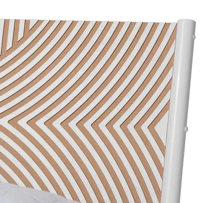 Lit plateforme côtier en bois d'hévéa blanc/brun naturel avec tête de lit géométrique sculptée et pieds fuselés, Queen/King, pour 2 personnes